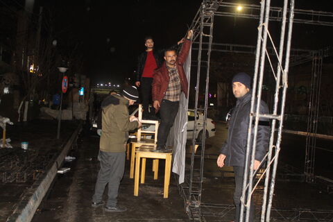 استقبال پرشور کودکان و نوجوانان از غرفه کانون پرورش فکری کودکان و نوجوانان استان آدربایجان شرقی همزمان با نزول رحمت الهی در مسیر راهپیمایی یوم الله 22 بهمن 1404 -تبریز