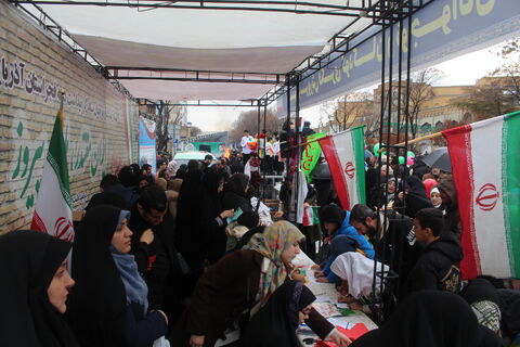 استقبال پرشور کودکان و نوجوانان از غرفه کانون پرورش فکری کودکان و نوجوانان استان آدربایجان شرقی همزمان با نزول رحمت الهی در مسیر راهپیمایی یوم الله 22 بهمن 1404 -تبریز