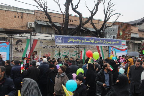 استقبال پرشور کودکان و نوجوانان از غرفه کانون پرورش فکری کودکان و نوجوانان استان آدربایجان شرقی همزمان با نزول رحمت الهی در مسیر راهپیمایی یوم الله 22 بهمن 1404 -تبریز