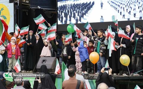 حضور کودکان و نوجوانان در اجرای تماشاخانه 22 بهمن 1404