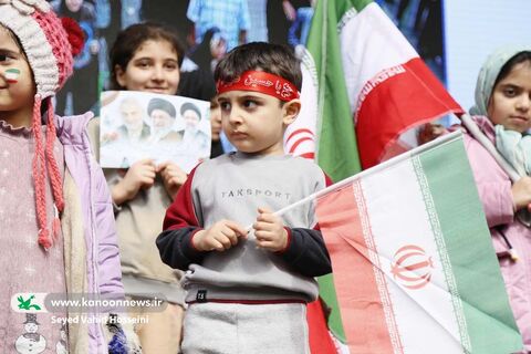 حضور کودکان و نوجوانان در اجرای تماشاخانه 22 بهمن 1404