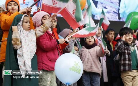 حضور کودکان و نوجوانان در اجرای تماشاخانه 22 بهمن 1404