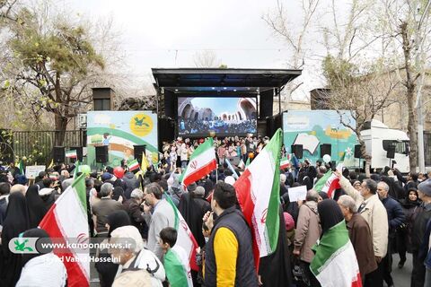 حضور کودکان و نوجوانان در اجرای تماشاخانه 22 بهمن 1404