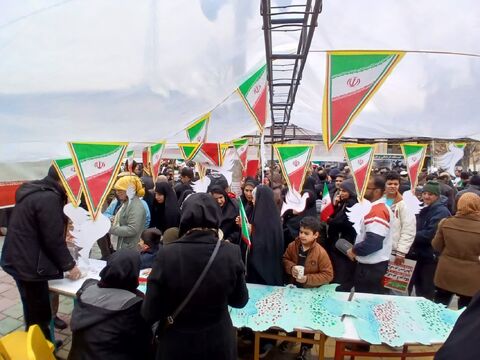 کرمانشاه.  حضور کارکنان در غرفه