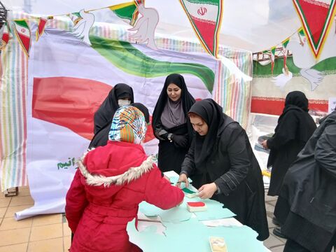 کرمانشاه.  حضور کارکنان در غرفه