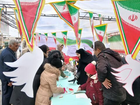 کرمانشاه.  حضور کارکنان در غرفه