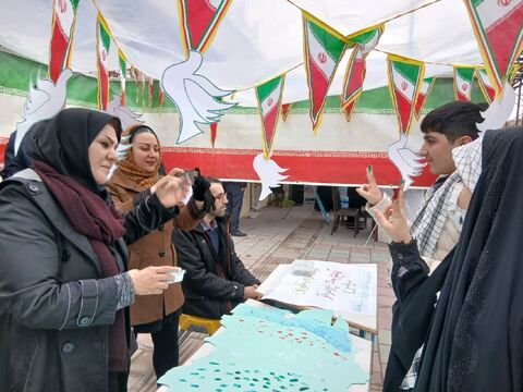 کرمانشاه.  حضور کارکنان در غرفه