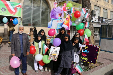 3حضور کودکان و نوجوانان و کارکنان کانون فارس در راهپیمایی ۲۲ بهمن ۱۴۰۴