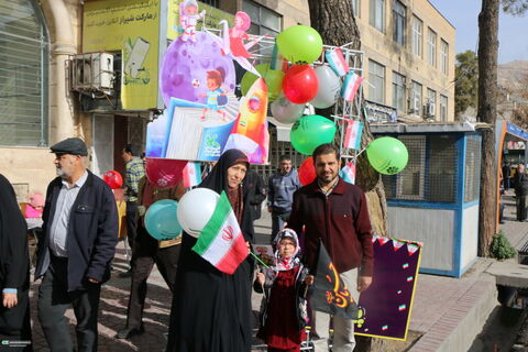 4حضور کودکان و نوجوانان و کارکنان کانون فارس در راهپیمایی ۲۲ بهمن ۱۴۰۴