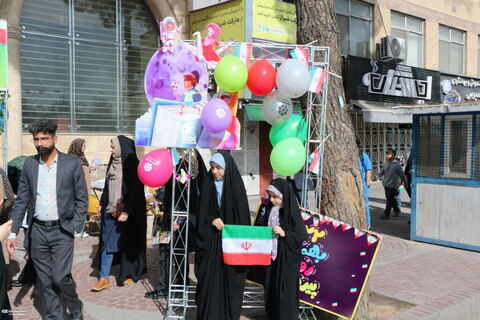 8 حضور کودکان و نوجوانان و کارکنان کانون فارس در راهپیمایی ۲۲ بهمن ۱۴۰۴ (۲)