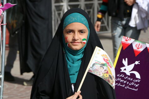 9حضور کودکان و نوجوانان و کارکنان کانون فارس در راهپیمایی ۲۲ بهمن ۱۴۰۴ (۲)