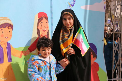 10حضور کودکان و نوجوانان و کارکنان کانون فارس در راهپیمایی ۲۲ بهمن ۱۴۰۴ (۲)