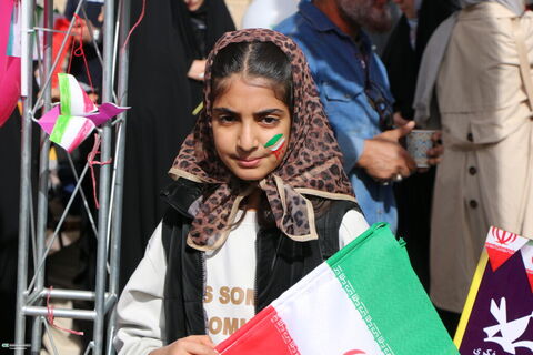 10حضور کودکان و نوجوانان و کارکنان کانون فارس در راهپیمایی ۲۲ بهمن ۱۴۰۴ (۲)