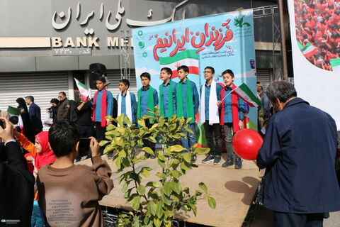 10حضور کودکان و نوجوانان و کارکنان کانون فارس در راهپیمایی ۲۲ بهمن ۱۴۰۴ (۲)