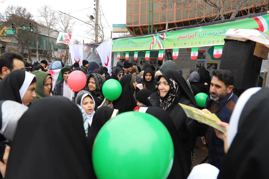 حماسه حضور مردمی در یومالله ۲۲ بهمن / شور کودکانه و همت مربیان کانون اردبیل در غرفه «فرزندان ایرانیم»