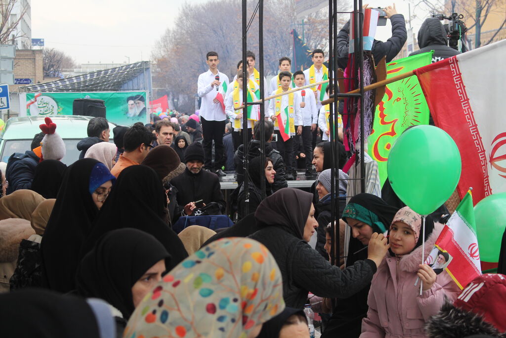 نقش آفرینی کودکان و نوجوانان در راهپیمایی یوم الله ۲۲ بهمن۱۴۰۴