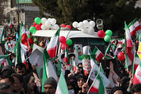 کاروان شادی فجر انقلاب در مسیر راهپیمایی ۲۲ بهمن در شهر اراک