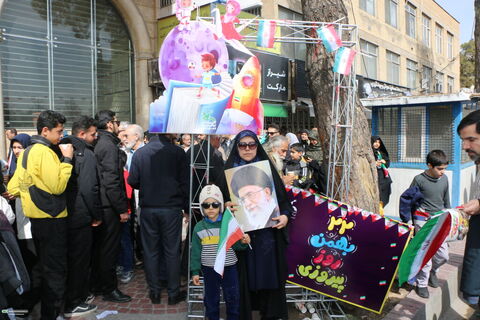 حضور کودکان و نوجوانان و کارکنان کانون فارس در راهپیمایی ۲۲ بهمن ۱۴۰۴ (۲)