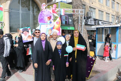 حضور کودکان و نوجوانان و کارکنان کانون فارس در راهپیمایی ۲۲ بهمن ۱۴۰۴ (۳)
