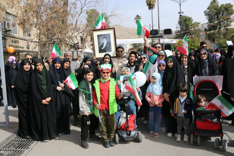 حضور کودکان و نوجوانان و کارکنان کانون فارس در راهپیمایی ۲۲ بهمن ۱۴۰۴ (۳)
