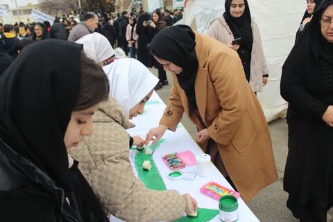 ایستگاه های فرهنگی هنری مراکز کانون پرورش فکری کودکان و نوجوانان شهرستان های استان آذربایجان غربی در مسیر راهپیمایی ۲۲ بهمن ۱۴۰۴