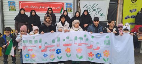 ایستگاه های فرهنگی هنری مراکز کانون پرورش فکری کودکان و نوجوانان شهرستان های استان آذربایجان غربی در مسیر راهپیمایی ۲۲ بهمن ۱۴۰۴