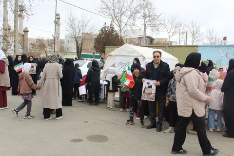 ایستگاه های فرهنگی هنری مراکز کانون پرورش فکری کودکان و نوجوانان شهرستان های استان آذربایجان غربی در مسیر راهپیمایی ۲۲ بهمن ۱۴۰۴