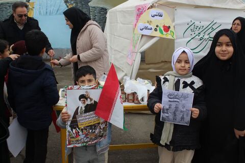 ایستگاه های فرهنگی هنری مراکز کانون پرورش فکری کودکان و نوجوانان شهرستان های استان آذربایجان غربی در مسیر راهپیمایی ۲۲ بهمن ۱۴۰۴