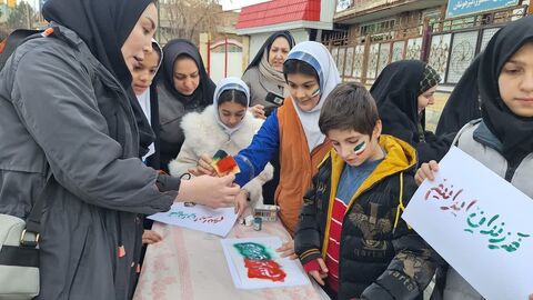 ایستگاه های فرهنگی هنری مراکز کانون پرورش فکری کودکان و نوجوانان شهرستان های استان آذربایجان غربی در مسیر راهپیمایی ۲۲ بهمن ۱۴۰۴