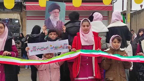 ایستگاه های فرهنگی هنری مراکز کانون پرورش فکری کودکان و نوجوانان شهرستان های استان آذربایجان غربی در مسیر راهپیمایی ۲۲ بهمن ۱۴۰۴