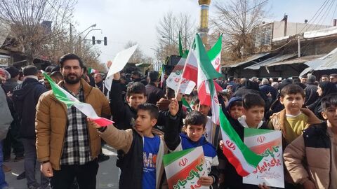 ایستگاه های فرهنگی هنری مراکز کانون پرورش فکری کودکان و نوجوانان شهرستان های استان آذربایجان غربی در مسیر راهپیمایی ۲۲ بهمن ۱۴۰۴