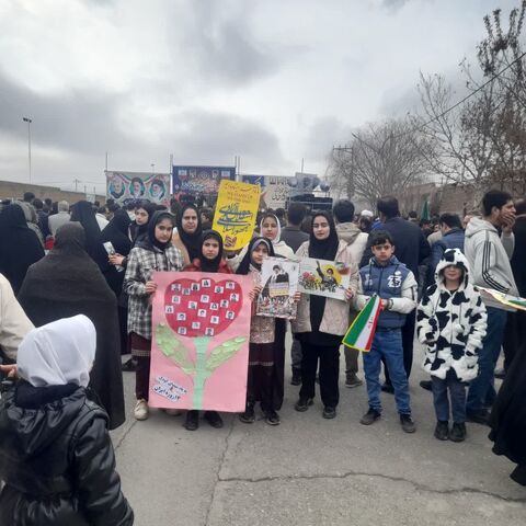 ایستگاه های فرهنگی هنری مراکز کانون پرورش فکری کودکان و نوجوانان شهرستان های استان آذربایجان غربی در مسیر راهپیمایی ۲۲ بهمن ۱۴۰۴