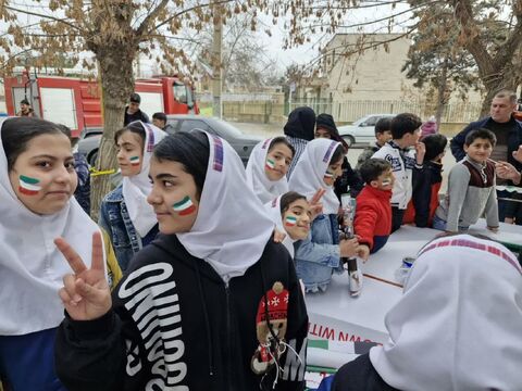 ایستگاه های فرهنگی هنری مراکز کانون پرورش فکری کودکان و نوجوانان شهرستان های استان آذربایجان غربی در مسیر راهپیمایی ۲۲ بهمن ۱۴۰۴