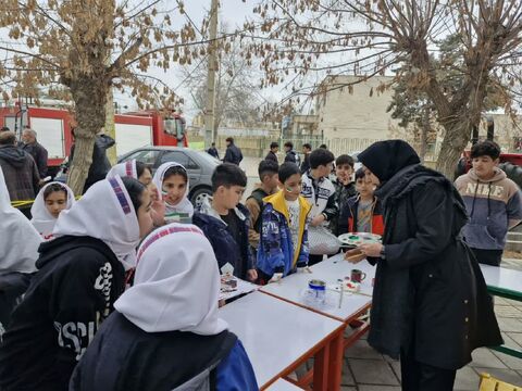ایستگاه های فرهنگی هنری مراکز کانون پرورش فکری کودکان و نوجوانان شهرستان های استان آذربایجان غربی در مسیر راهپیمایی ۲۲ بهمن ۱۴۰۴