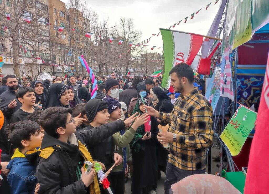 برگزاری غرفه کودک و نوجوان در راهپیمایی ۲۲ بهمن
