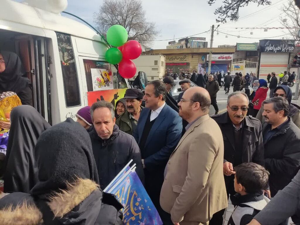 شادمانه کاروان فجر انقلاب در مسیر راهپیمایی ۲۲ بهمن در شهر اراک