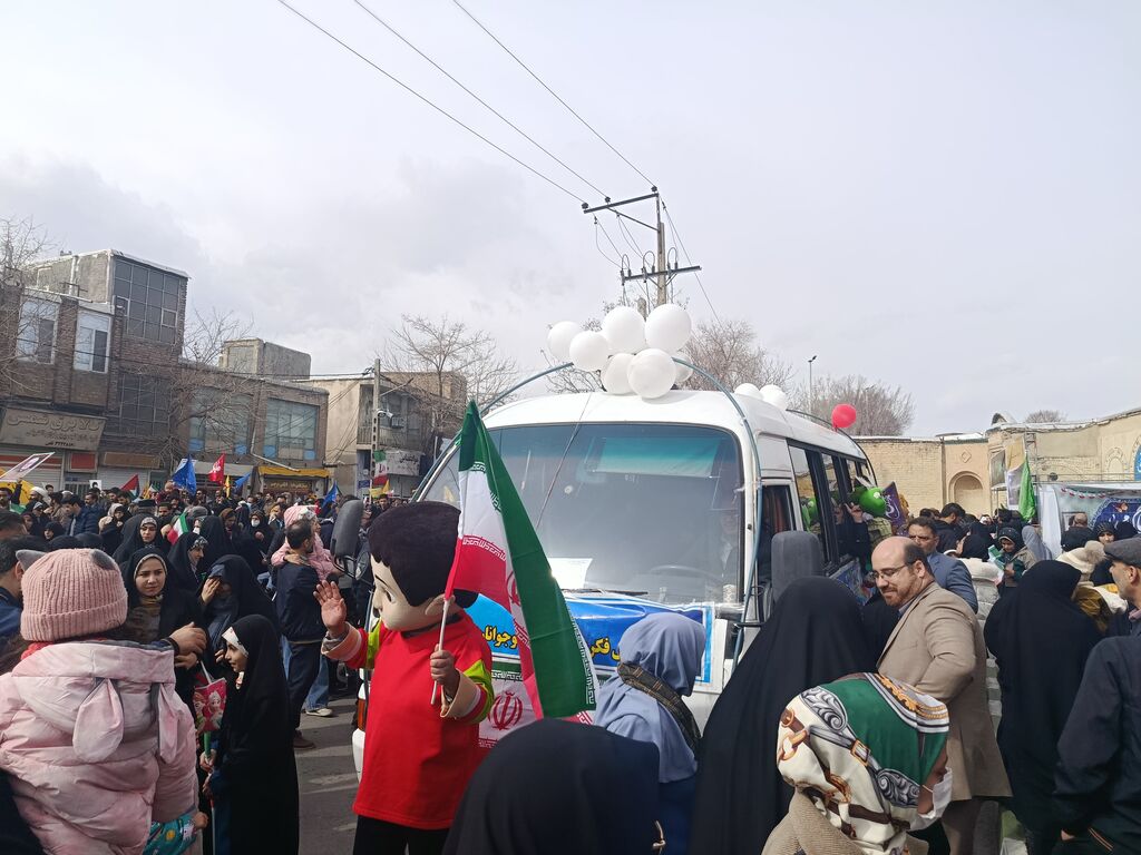 شادمانه کاروان فجر انقلاب در مسیر راهپیمایی ۲۲ بهمن در شهر اراک