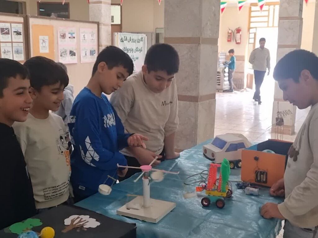 نمایشگاه آثار علمی و دستاوردهای انقلاب در مرکز سرپل ذهاب برگزار شد