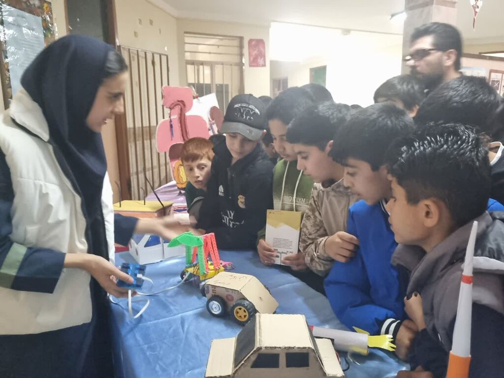 نمایشگاه آثار علمی و دستاوردهای انقلاب در مرکز سرپل ذهاب برگزار شد