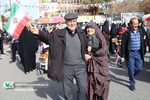 حضور کامیونت سیار کانون استان کرمان در راهپیمایی ۲۲ بهمن 1404