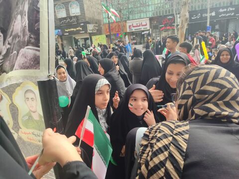 برپایی ایستگاه نقاشی در مسیر راهپیمایی 22 بهمن در کاشمر