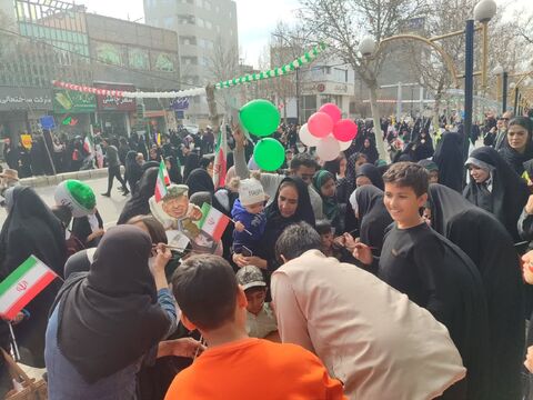 برپایی ایستگاه نقاشی در مسیر راهپیمایی 22 بهمن در کاشمر