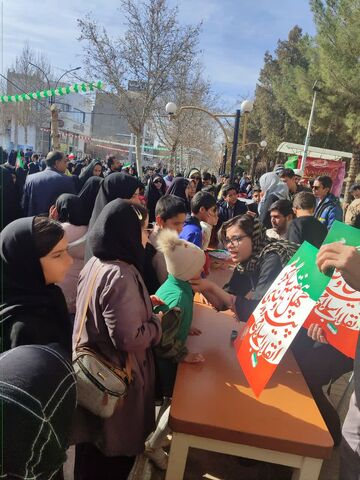 برپایی ایستگاه نقاشی در مسیر راهپیمایی 22 بهمن در کاشمر