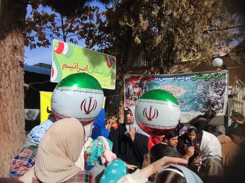 برپایی ایستگاه نقاشی در مسیر راهپیمایی 22 بهمن در کاشمر