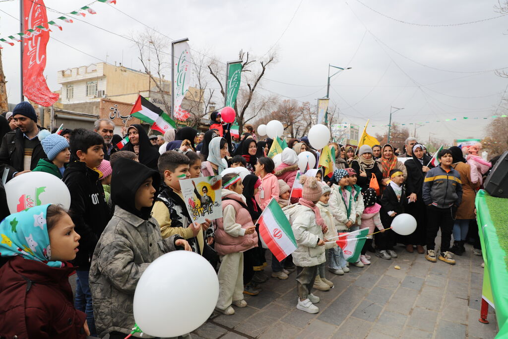 حضور هنرمندانه کانون استان قزوین در راهپیمایی ۲۲ بهمن