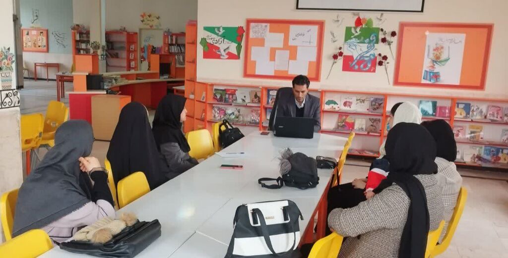 نشست «سلامت روان خانواده» در مرکز شماره ۱۲ کانون کرمانشاه برگزار شد