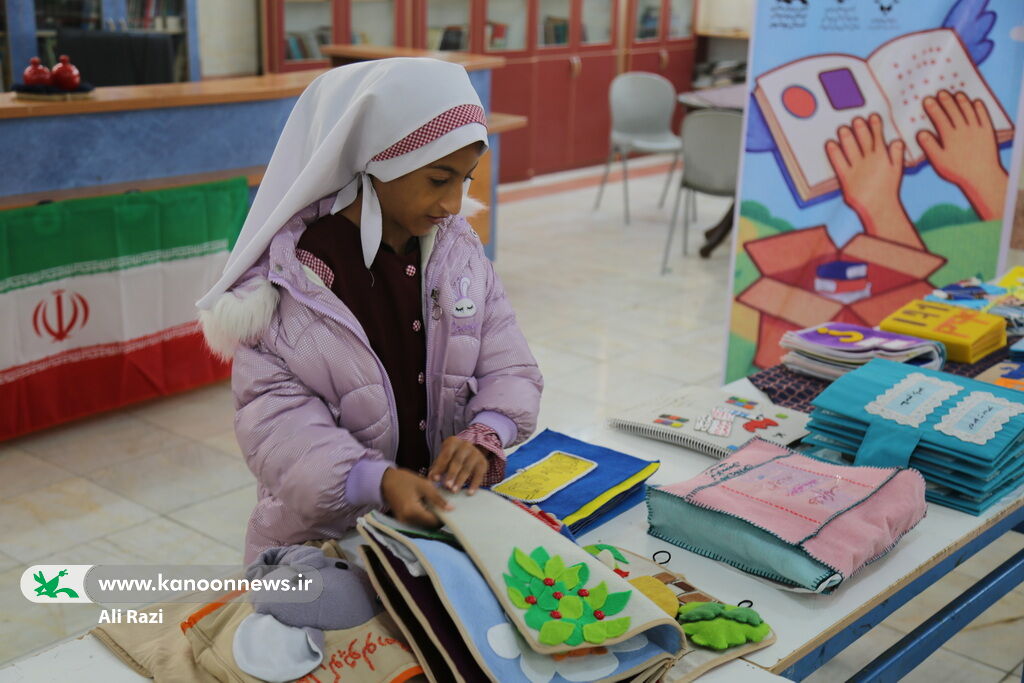 بازدید بچه های دبستان کوشا از نخستین نمایشگاه کتاب‌های حسی و لمسی