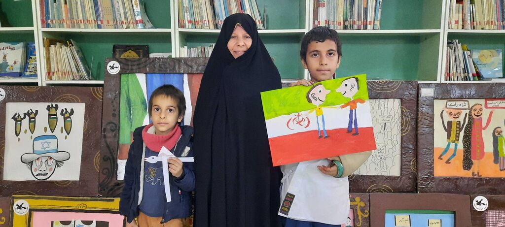 خاطرات انقلاب در قاب نقاشی کودکان لارستان