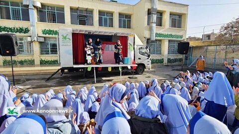 اجرای نمایش و قصه از سوی تماشاخانه سیار کانون استان تهران در اصفهان