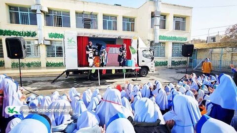 اجرای نمایش و قصه از سوی تماشاخانه سیار کانون استان تهران در اصفهان